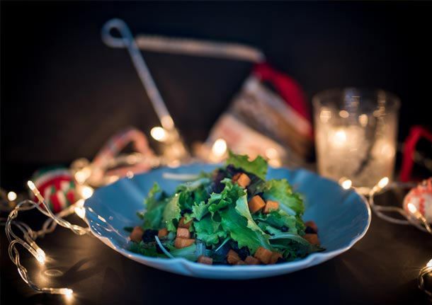 Γιορτινή σαλάτα baby leaves με σοταρισμένη κολοκύθα, μαύρες σταφίδες και ντρέσινγκ ρόδι από τον Αλέξανδρο Παπανδρέου
