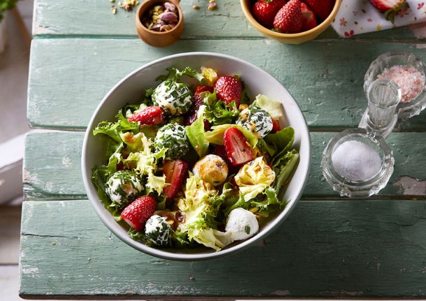 Πασχαλινή Σαλάτα με Φράουλες, Μαρούλια και Μπάλες Τυριού