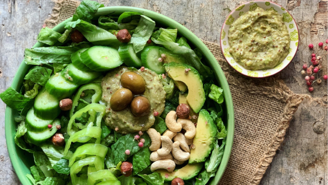 Σαλάτα Παραδοσιακή με σως αβοκαντομουστάρδας & ξηρούς καρπούς από την Puremomentum