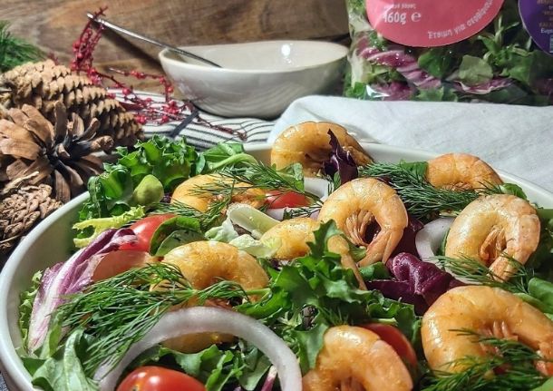 Χριστουγεννιάτικη σαλάτα πανδαισία με γαρίδες ψητές