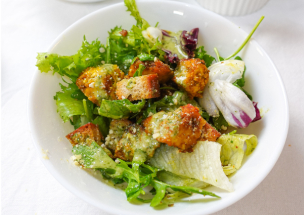 Plant based Caesar’s με τόφου και σπιτικά κρουτόν