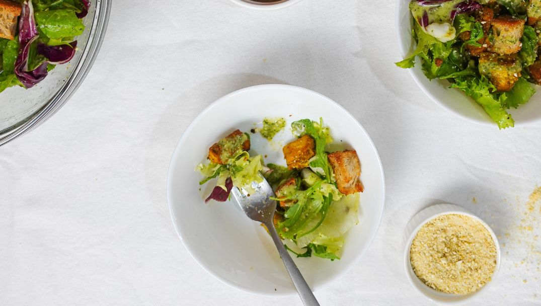 Υλικά για την συνταγή Plant based Caesar’s με τόφου και σπιτικά κρουτόν