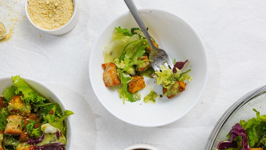 Plant based Caesar’s με τόφου και σπιτικά κρουτόν από τον Beets me