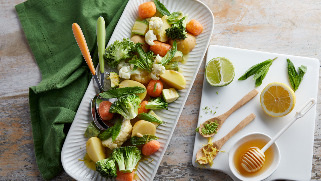 Λαχανικά ατμού με ντρέσινγκ από lime, λεμόνι και δυόσμο από την Ιωάννα Σταμούλου
