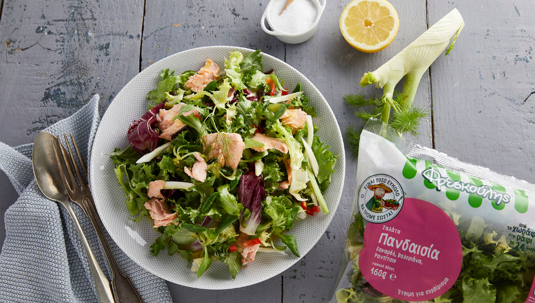 Πράσινη σαλάτα με σολομό φινόκιο και ντρέσινγκ λαδολέμονο με κρεμμύδι και πιπεριά Φλωρίνης με Σαλάτα Πανδαισία Φρεσκούλης