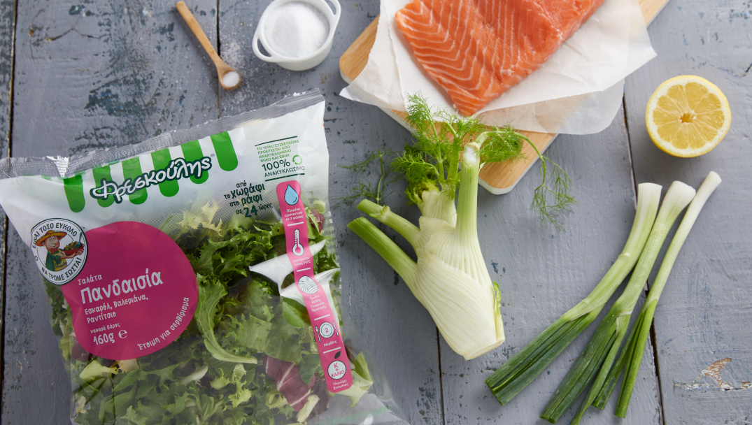 Υλικά για την συνταγή Πράσινη σαλάτα με σολομό φινόκιο και ντρέσινγκ λαδολέμονο με κρεμμύδι και πιπεριά Φλωρίνης