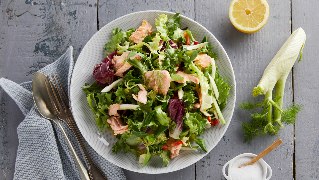 Πράσινη σαλάτα με σολομό φινόκιο και ντρέσινγκ λαδολέμονο με κρεμμύδι και πιπεριά Φλωρίνης από τον Αλέξανδρο Παπανδρέου