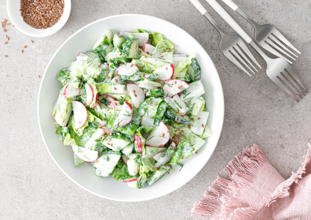 Σαλάτα με μαρούλι, ραπανάκι και γιαούρτι