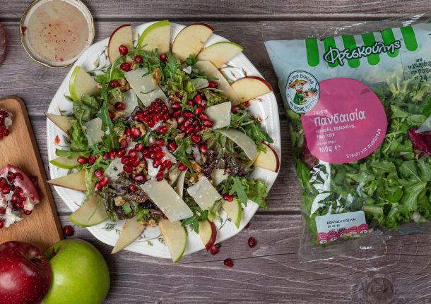 Καπριτσιόζα σαλάτα με ρόδι, μήλο, ξηρούς καρπούς, παρμεζάνα και ντρέσινγκ ροδιού