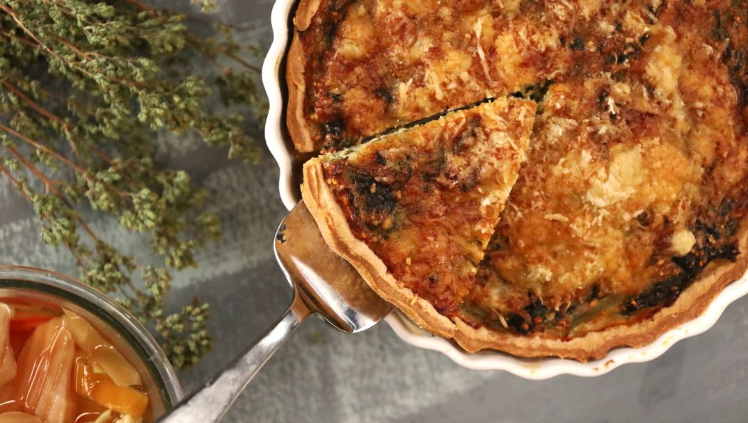 Τάρτα με χόρτα, τραχανά και γραβιέρα από τον Δημήτρη Σκαρμούτσο