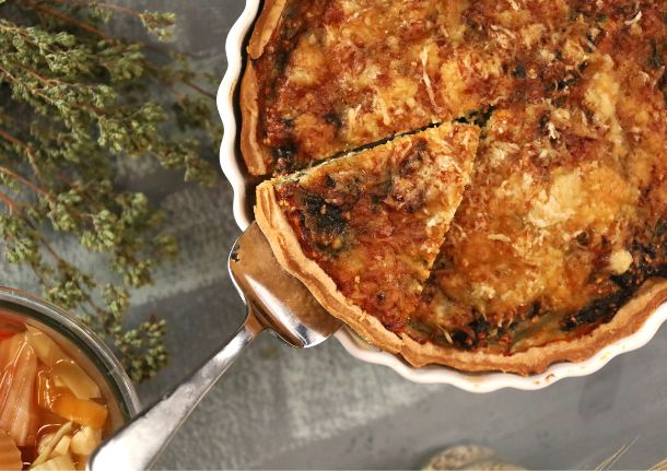 Τάρτα με χόρτα, τραχανά και γραβιέρα