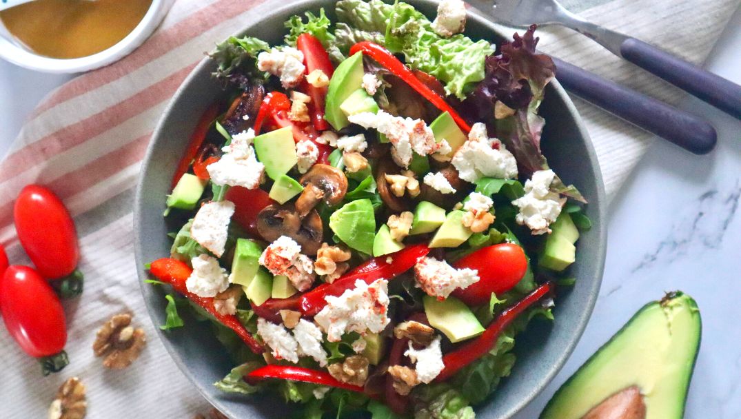 Πλούσια σαλάτα με μανιτάρια, πιπεριά και κατσικίσιο τυρί