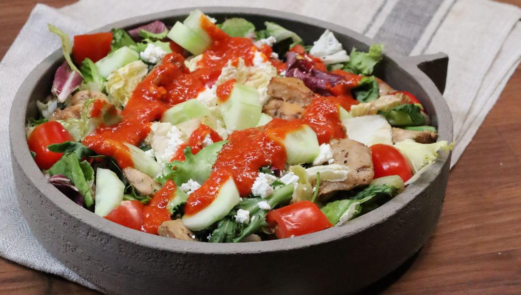 Δροσερή σαλάτα Φρεσκούλης με κοτόπουλο και σάλτσα από πιπεριά Φλωρίνης
