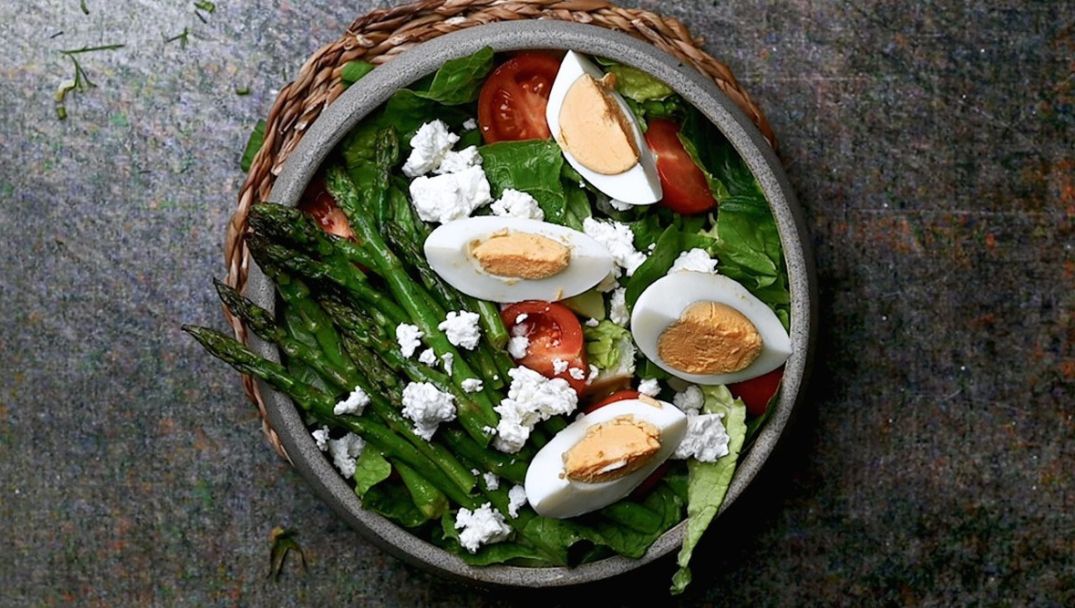 Πράσινη σαλάτα με σπαράγγια και φέτα