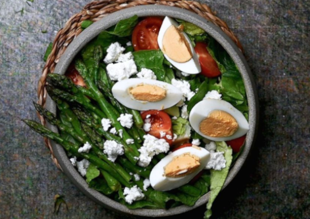 Πράσινη σαλάτα με σπαράγγια και φέτα σε μπολ