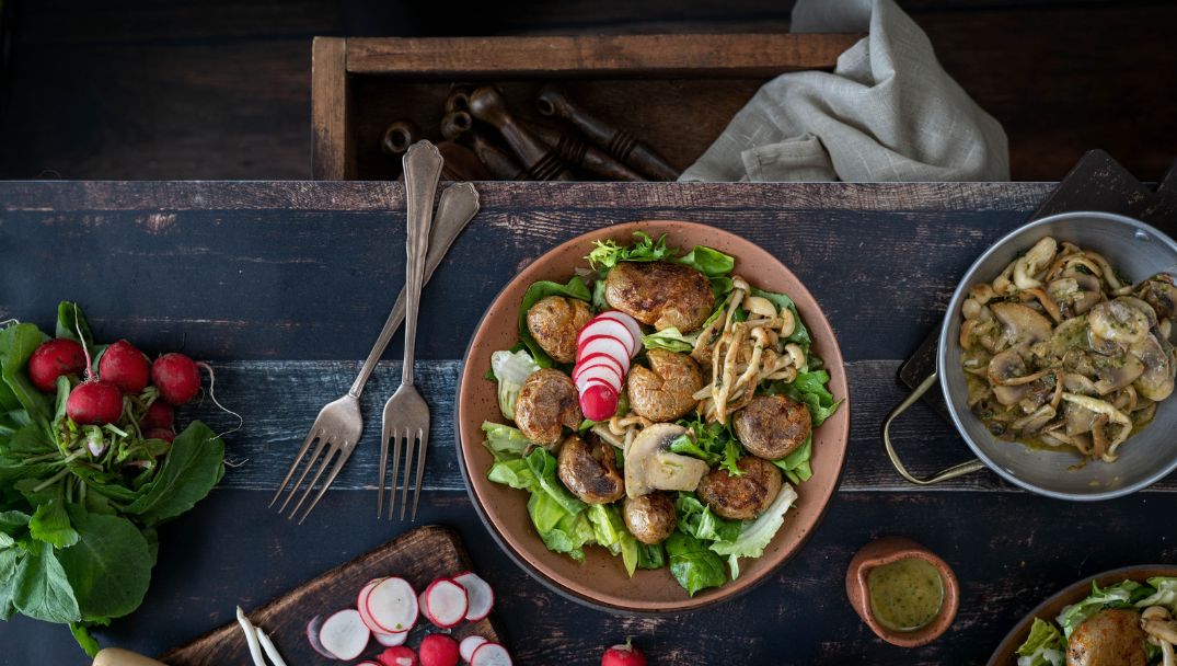 Εύκολη συνταγή για Πατατοσαλάτα με τρυφερά μαρουλάκια από την The cook in you