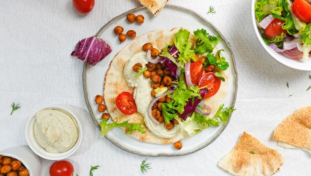 Πίτα με πικάντικα ρεβίθια και spread από κάσιους