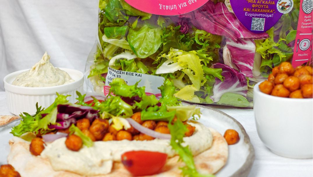 Πίτα με πικάντικα ρεβίθια και Σαλάτα Πανδαισία Φρεσκούλης