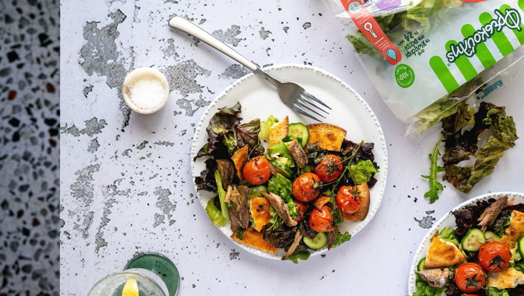 Σαλάτα Kαπριτσιόζα Φρεσκούλης με σκουμπρί και τραγανές πιτούλες