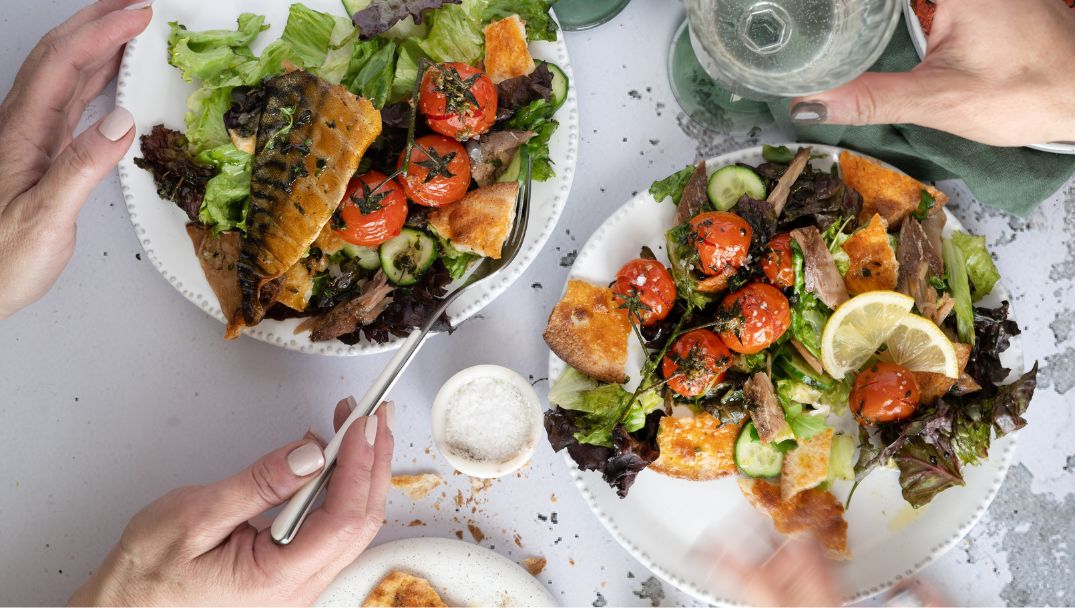 Σαλάτα με σκουμπρί και τραγανές πιτούλες