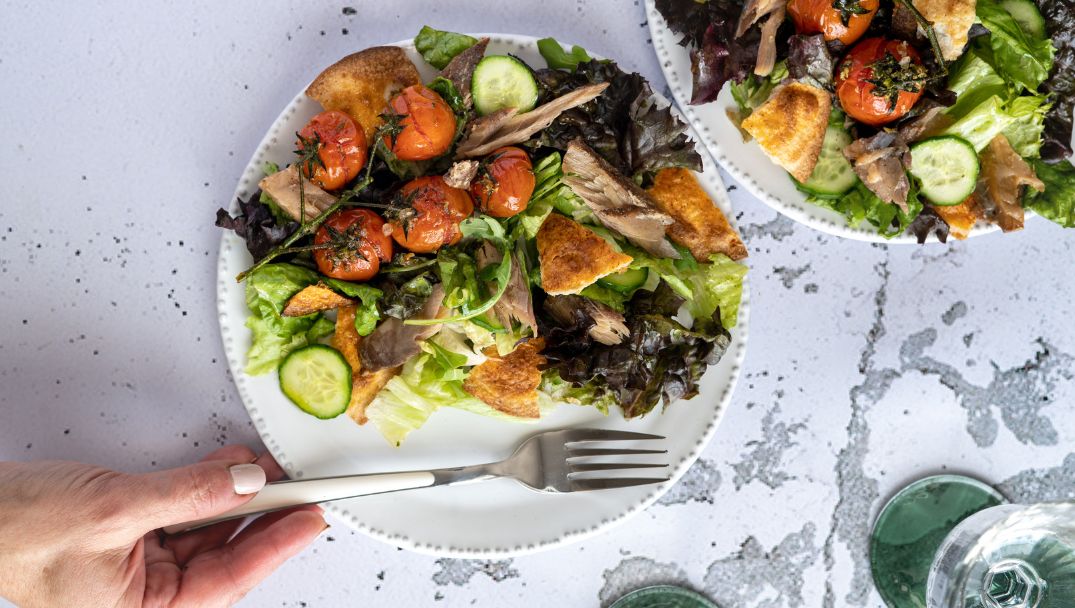 Συνταγή για Σαλάτα με σκουμπρί και τραγανές πιτούλες από την The cook in you