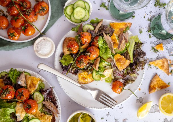 Σαλάτα με σκουμπρί και τραγανές πιτούλες από την The cook in you