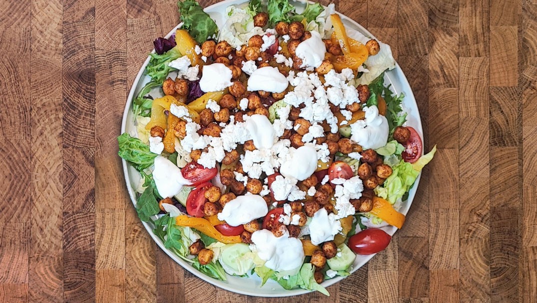 Σαλάτα με Ρεβίθια, Ψητές Πιπεριές και Πράσινα Λαχανικά