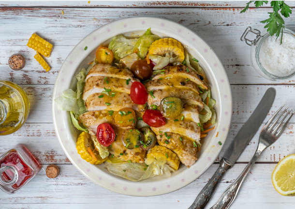 Σαλάτα μεσογειακή με ζουμερό ψητό κοτόπουλο από την Αργυρώ Μπαρμπαρίγου