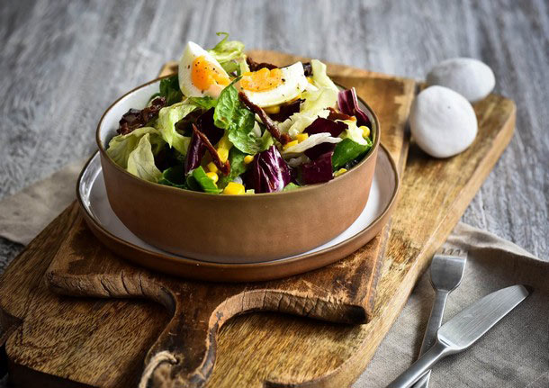 Πράσινη σαλάτα με αυγό, καλαμπόκι, λιαστές τομάτες και ντρέσινγκ μουστάρδας