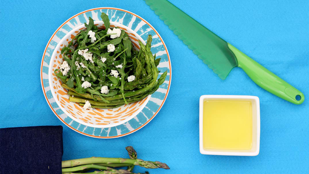 Άγρια ρόκα με σπαράγγια και κατσικίσιο τυρί