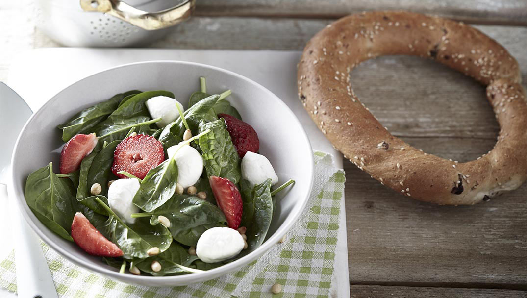 Ανοιξιάτικη σαλάτα με σπανάκι και φράουλες