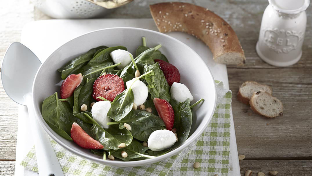 Ανοιξιάτικη σαλάτα με baby σπανάκι Φρεσκούλης και φράουλες από την Αντωνία Κατή