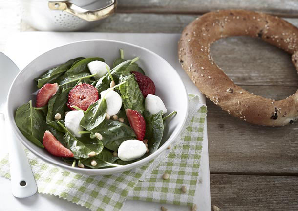 Ανοιξιάτικη σαλάτα με σπανάκι και φράουλες από την Αντωνία Κατή