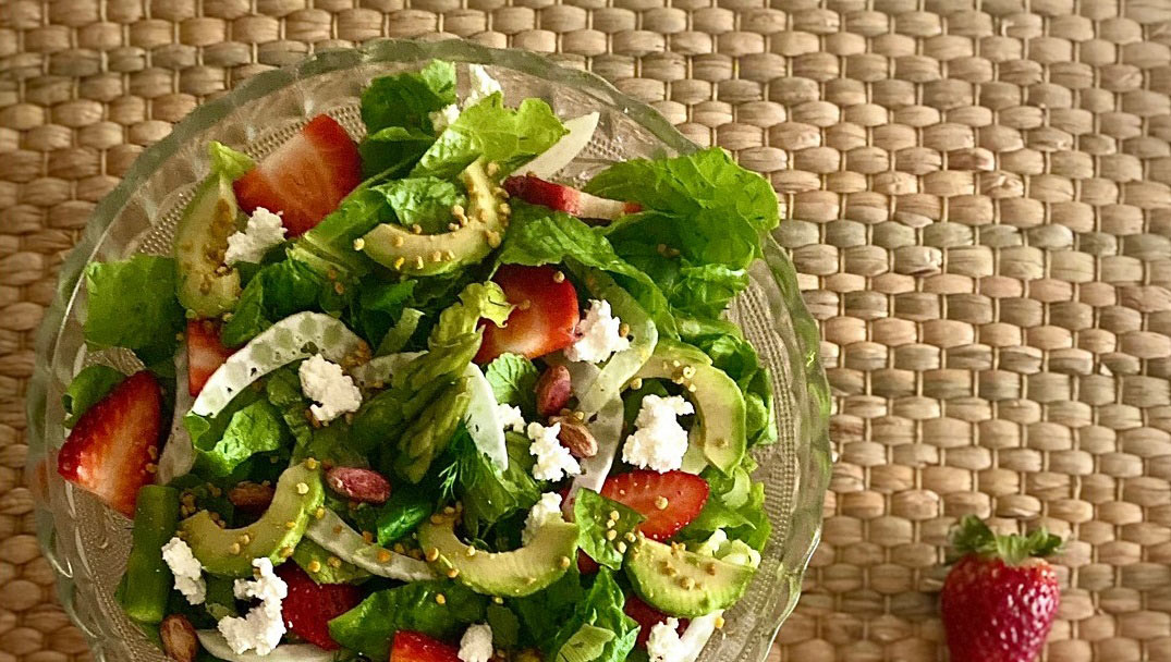 Ανοιξιάτικη σαλάτα με φράουλες από την Κατερίνα Δωρίτη