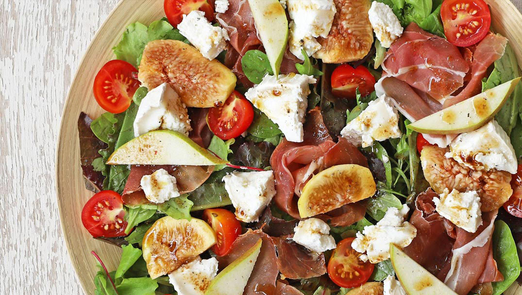 Baby leaves με προσούτο, τυρί, σύκα, αχλάδι