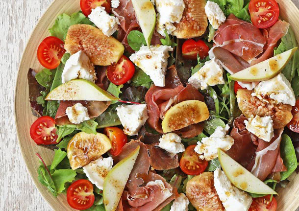 Baby leaves με προσούτο, τυρί, σύκα και αχλάδι