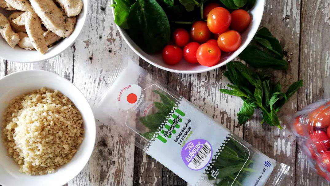 Υλικά για την συνταγή Σαλάτα με Κινόα, Κοτόπουλο, Baby Σπανάκι και Τοματίνια