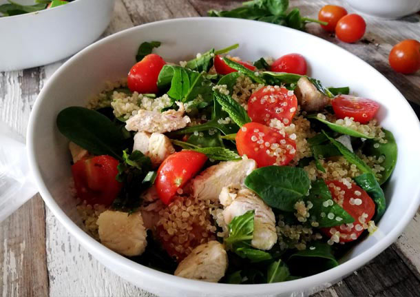 Σαλάτα με Κινόα, Κοτόπουλο, Baby Σπανάκι και Τοματίνια