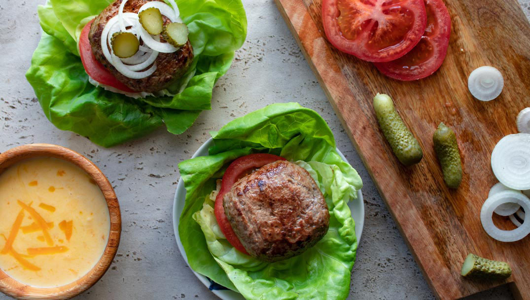 Burger σε φύλλα γαλλικής σαλάτας Φρεσκούλης με σάλτσα τσένταρ