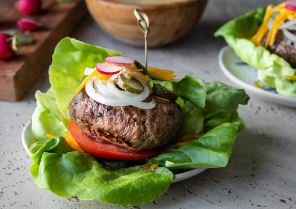 Burger σε φύλλα γαλλικής σαλάτας με σάλτσα τσένταρ