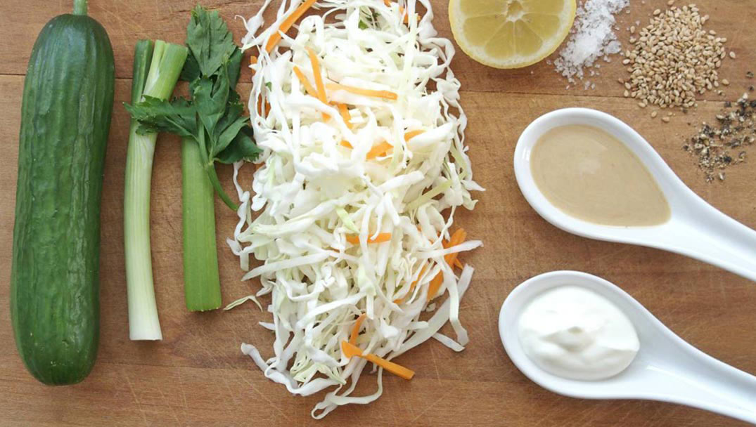 Υλικά για την συνταγή Coleslaw με Ταχίνι και Γιαούρτι