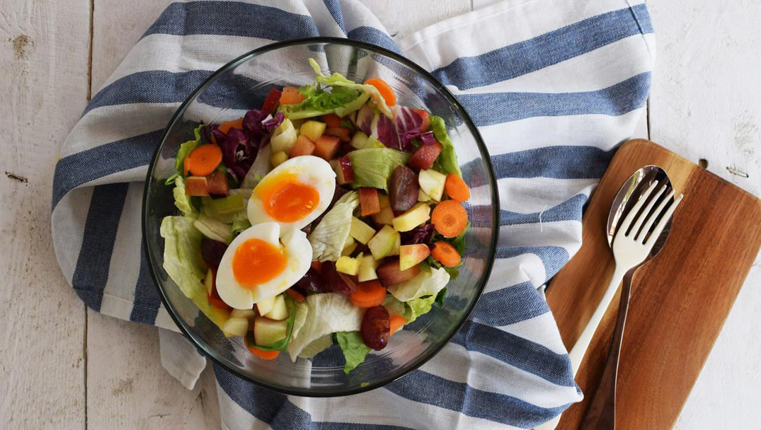 Σαλάτα Δροσερή με φρούτα καρότα και κρεμμύδι