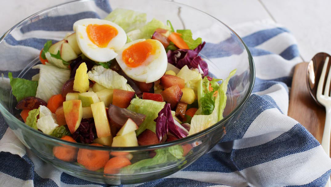 Συνταγή για Σαλάτα Δροσερή με φρούτα καρότα και κρεμμύδι από τον Coolartisan