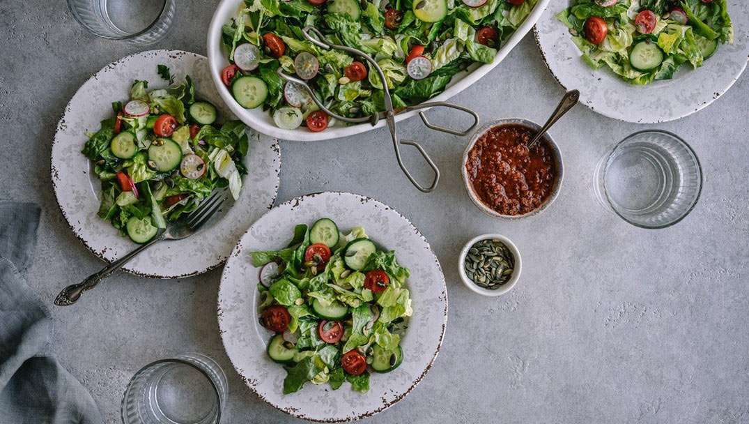 Δροσερή σαλάτα Φρεσκούλης με ντρέσινγκ λιαστής ντομάτας