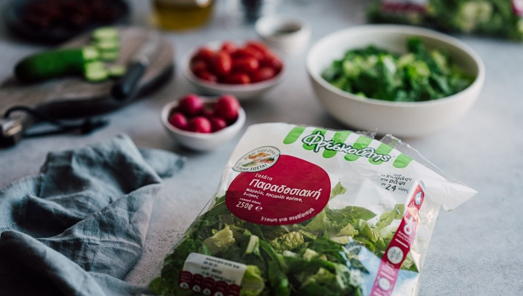 Δροσερή σαλάτα με ντρέσινγκ λιαστής ντομάτας από την Βικτώρια Γιανναρά