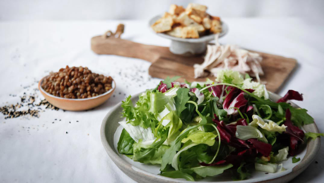 Πράσινη Δροσερή σαλάτα Φρεσκούλης με φακές, ψητή σελινόριζα, κοτόπουλο και λεμονάτη σάλτσα γιαουρτιού με ταχίνι