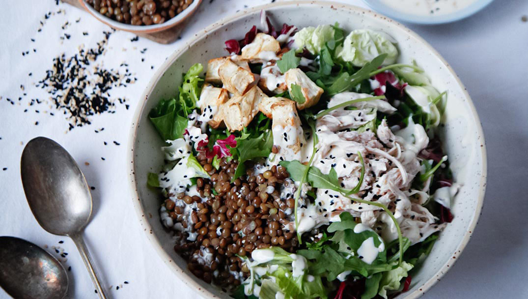 Πράσινη Δροσερή σαλάτα με φακές, ψητή σελινόριζα, κοτόπουλο και λεμονάτη σάλτσα γιαουρτιού με ταχίνι από τον Ανδρέα Λαγό