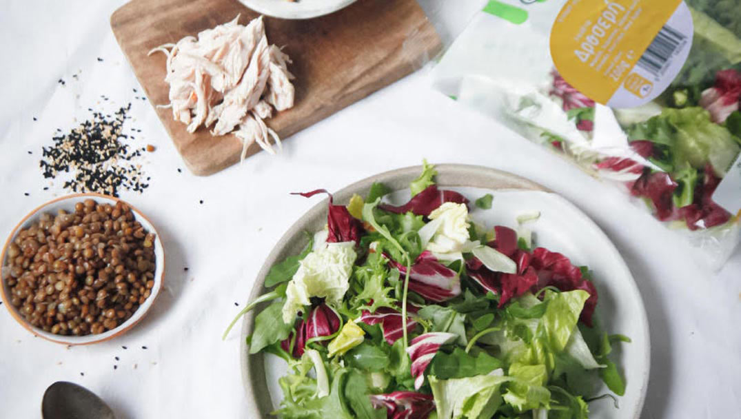 Δροσερή σαλάτα Φρεσκούλης με με φακές, ψητή σελινόριζα, κοτόπουλο και λεμονάτη σάλτσα γιαουρτιού με ταχίνι