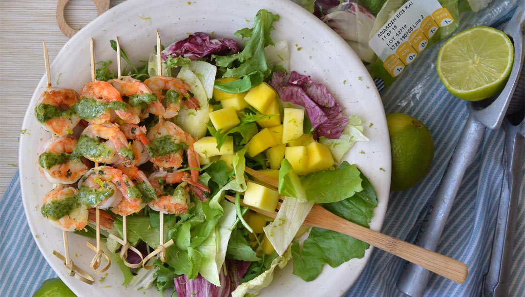 Δροσερή σαλάτα Φρεσκούλης με γαρίδες και βινεγκρέτ κόλιανδρου από τον Μάνο Δημητρούλη