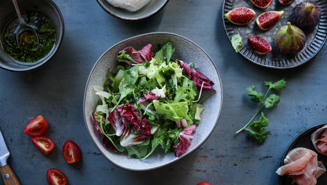 Δροσερή Σαλάτα Φρεσκούλης με Μοτσαρέλα, Σύκα, Προσούτο και Ντρέσινγκ Πετιμέζι